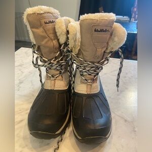 Wind river ladies winter boots waterproof t max 400 size 11 
EUC hiking …